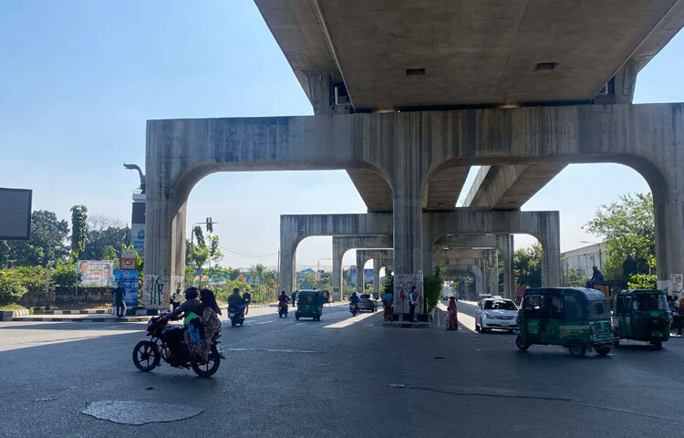 আগারগাঁও মোড়ে কর্তব্যরত ট্রাফিক পুলিশ কর্মকর্তা সাইফুল ইসলাম বলেন, গাড়ির চাপ অন্যান্য দিনের তুলনাই অনেক কম। রাস্তা প্রায় ফাঁকা বললেই চলে। বাস-প্রাইভেটকার সবকিছুর সংখ্যাই কম।