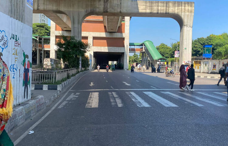 আগারগাঁও মোড়ের এক দোকানির সঙ্গে কথা বললে তিনি জানান, অন্যান্য দিনের থেকে আজ গাড়ির চাপ কম। কেন তা বলতে পারি না।