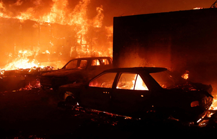 চিলিতে দাবানলের ঘটনায় ১০ জনের মৃত্যু হয়েছে বলে আশঙ্কা করছেন স্থানীয় কর্মকর্তারা। দাবানল পরিস্থিতি নিয়ন্ত্রণে আপ্রাণ চেষ্টা চালিয়ে যাচ্ছেন দমকলের কর্মীরা। ছবি: এএফপি