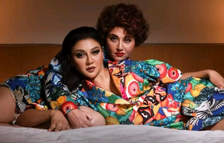 দুই বাংলার জনপ্রিয় দুই মুখ ধরা দিয়েছেন একই ফ্রেমে। ছবি: ফেসবুক থেকে