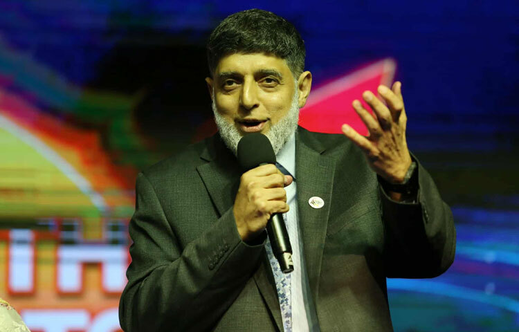 অনুষ্ঠানে অর্থ উপদেষ্টার হাত থেকে সম্মাননা গ্রহণ করেন আহসান খান চৌধুরী। এসময় ডেইলি স্টার সম্পাদক মাহফুজ আনাম ও ডিএইচএল এক্সপ্রেস বাংলাদেশের ব্যবস্থাপনা পরিচালক মো. মিয়ারুল হক উপস্থিত ছিলেন।