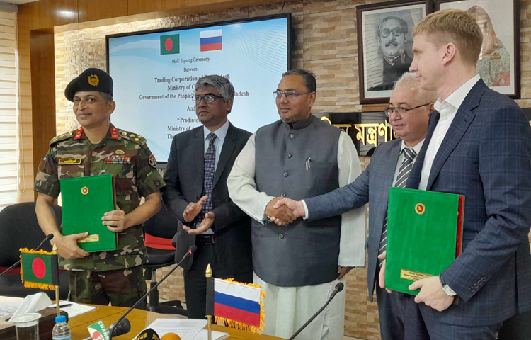 আগামী বছরের রমজানে মন্ত্রিসভার অনুমোদন নিয়ে অত্যাবশ্যকীয় পণ্যের একটি পূর্ণাঙ্গ তালিকা করে দাম বেঁধে দেওয়া হবে বলে জানিয়েছেন বাণিজ্য প্রতিমন্ত্রী আহসানুল ইসলাম টিটু। ছবি: মাসুদ রানা