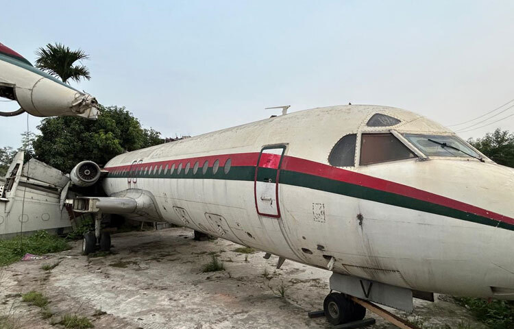 প্লটজুড়ে আড়াআড়ি রাখা বিমান। জায়গা সংকুলান না হওয়ায় ডানা ভেঙে কাত করে রাখা হয়েছে। চাকায় হাওয়া নেই, টায়ার বসে গেছে মাটিতে। ইঞ্জিন থেকে শুরু করে জানালা পর্যন্ত সব জায়গায় ধুলাবালি আর লতাপাতা। দেখে মনে হয়-কোনো গল্পের রহস্যময় দৃশ্য!