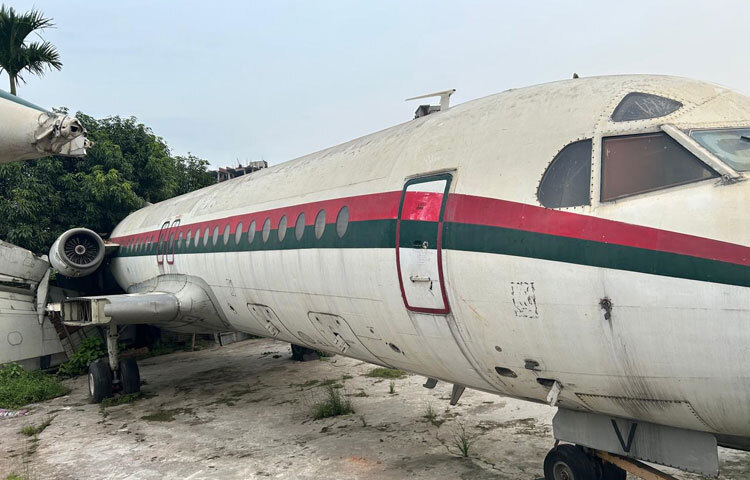 কেউ বলেন ৬ বছর, কেউ বলেন ৯ বছর ধরে এখানে পড়ে আছে এই প্লেন। অথচ এর সামনে নেই কোনো নামফলক বা তথ্য বোর্ড। স্থানীয়দের দাবি, উড়োজাহাজটি ভাড়া নেওয়া জমিতে রেখেছে উত্তরার একটি প্রকৌশল কলেজ। মাঝে মাঝে শিক্ষার্থীরা এসে ব্যবহারিক ক্লাস করে যায়।