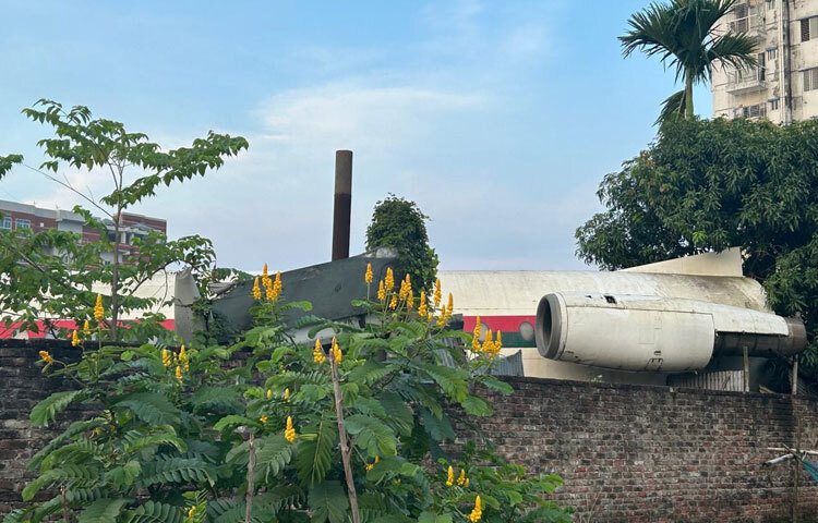 বিমান বাংলাদেশ এয়ারলাইন্সের পুরোনো কর্মীদের মতে, এটি ফকার কোম্পানির তৈরি এফ-২৭ মডেলের একটি টার্বোপ্রপ প্লেন, যা একসময় বিমান বাংলাদেশ এয়ারলাইন্স ব্যবহার করত।