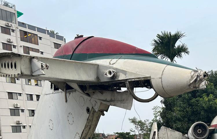 আশপাশে বহুতল ভবনের কাজ চললেও, প্লটের ভেতর এক টুকরো রহস্যঘেরা ইতিহাস হয়ে নিঃশব্দে পড়ে আছে এই উড়োজাহাজ।