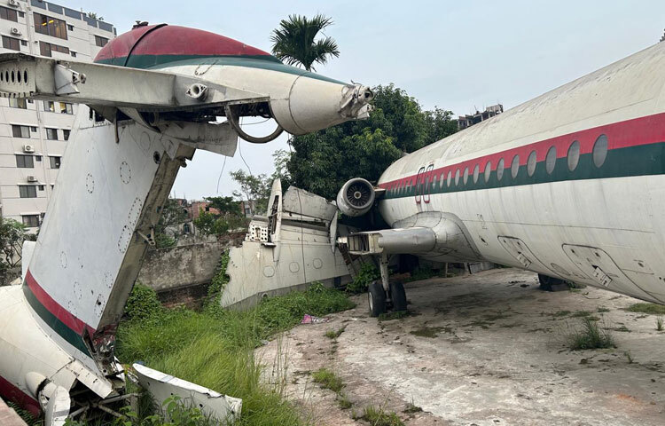 তবে আশপাশের মানুষের কৌতূহল কমেনি। প্রতিদিনই পথচারীরা দাঁড়িয়ে ভাবেন, ‘এত বড় বিমান প্লটে ঢুকল কীভাবে?’