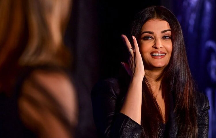 ঐশ্বরিয়ার বিচ্ছেদ নিয়ে বর্তমানে জল্পনা তো রয়েছেই, তবে অতীতেও তার প্রেম-প্রেমিকদের নিয়ে জল্পনার কমতি ছিল না।  এক নজরে দেখে নেওয়া যাক অভিনেত্রীর প্রেম এবং বিতর্ক পর্বের অধ্যায়। ছবি: সংগৃহীত