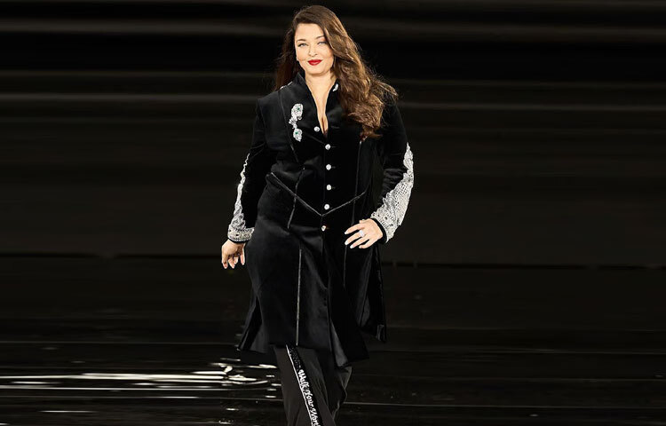 তবে গ্ল্যাম লুকটি সম্পূর্ণ করল ঐশ্বরিয়ার আইকনিক লাল লিপস্টিক, ক্লাসিক উইংড আইলাইনার ও হীরার স্টাড ও আংটি। মঞ্চে দাঁড়িয়ে তিনি যেন এক মাধুর্যময় রূপকথার চরিত্র হয়ে উঠেছেন, যা দর্শকের চোখ ও হৃদয় দুটোই ছুঁয়ে গেছে।