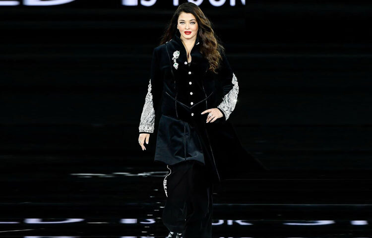 দুই দশকেরও বেশি সময় ধরে ল’রিয়াল প্যারিসের গ্লোবাল অ্যাম্বাসেডর হিসেবে ঐশ্বরিয়া শুধু ব্র্যান্ডের মুখই নন; তিনি সৌন্দর্য, আত্মবিশ্বাস ও শক্তির এক নতুন সংজ্ঞা গড়ে তুলেছেন আন্তর্জাতিক মঞ্চে। এই পোশাকে যেন প্রতিটি সূক্ষ্ম নকশায় বলেছে শক্তি, মর্যাদা আর আত্মবিশ্বাস এক সঙ্গে থাকা যায়।