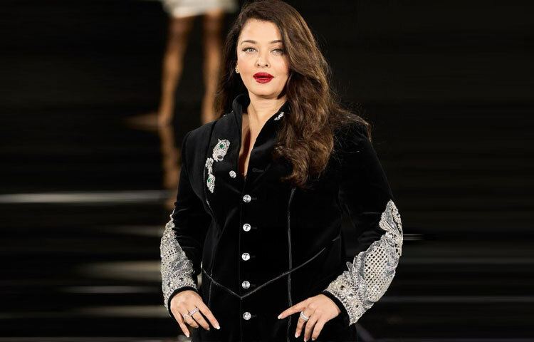 তার লুকের পরিপূরক ছিল মণীশ মালহোত্রার জুয়েলারির সিগনেচার ব্রোচ। ম্যাজেস্টিক রিগালিয়া কালেকশনের স্ট্যালিয়ন ব্রোচে হীরা ও পান্নার কাজের অপূর্ব নিখুঁততা যেন মন ভরে দেয়; এই শিল্পকর্মটি তৈরিতে লেগেছে কারুশিল্পীর প্রায় ১৫০০ ঘণ্টার নিপুণ পরিশ্রম।