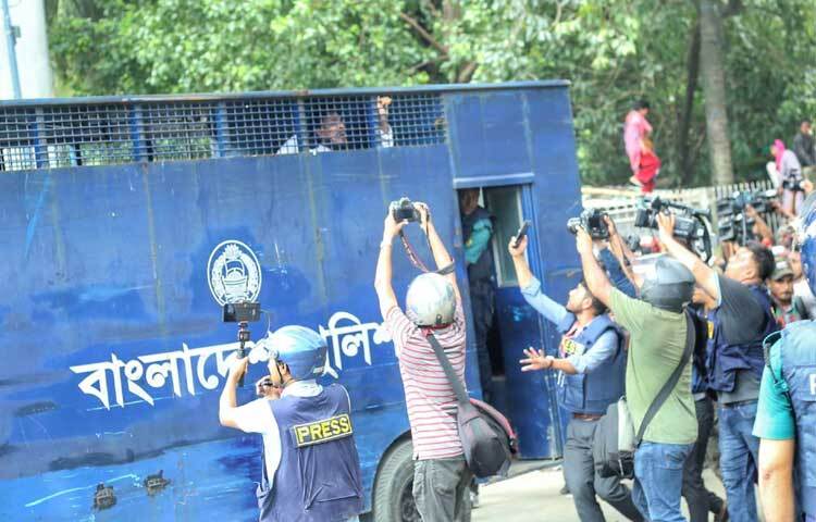 ঢাকা বিশ্ববিদ্যালয় ছাত্র সংসদের সাবেক সমাজসেবা সম্পাদক ও গণতান্ত্রিক ছাত্র শক্তির আহ্বায়ক আখতার হোসেনকে তুলে নিয়ে গেছে পুলিশ। ছবি: মাহবুব আলম