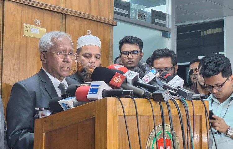 ত্রয়োদশ জাতীয় সংসদ নির্বাচনে ৯০ হাজার থেকে ১ লাখ সেনা দায়িত্ব পালন করবে বলে জানিয়েছেন নির্বাচন কমিশনের সিনিয়র সচিব আখতার আহমেদ। ছবি: মফিজুল সাদিক