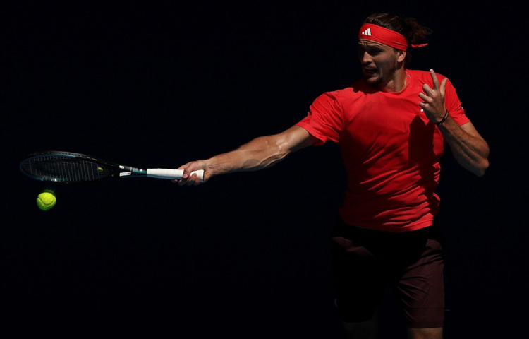 জাভেরেভ মাত্র ৫ বছর বয়সে হাতে তুলে নেন টেনিস র‍্যাকেট। সেই ছোট্ট ছেলেটিই আজ বিশ্বের শীর্ষ খেলোয়াড়দের একজন।