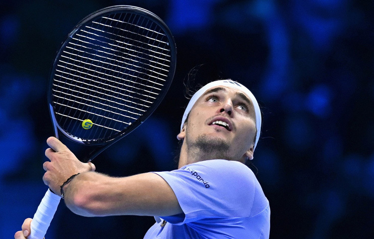 উচ্চতা, দক্ষতা, মেজাজ এবং আত্মবিশ্বাস-সব মিলিয়ে তিনি যেন একজন আধুনিক টেনিস গ্ল্যাডিয়েটর।