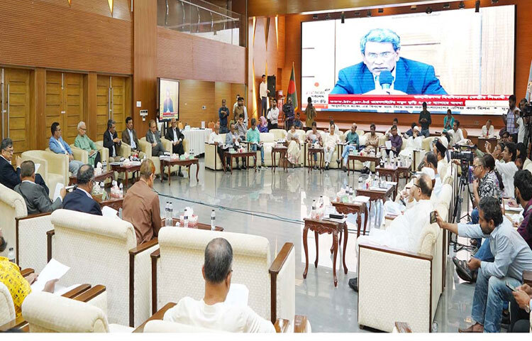 ঢাকায় ফরেন সার্ভিস একাডেমিতে জুলাই জাতীয় সনদ ২০২৫ বাস্তবায়নের উপায় নিয়ে জাতীয় ঐকমত্য কমিশনের সঙ্গে বিভিন্ন রাজনৈতিক দলের আলোচনা অনুষ্ঠিত হয়। এসময় কমিশনের সহ-সভাপতি অধ্যাপক আলী রীয়াজ উপস্থিত ছিলেন। ছবি: পিআইডি