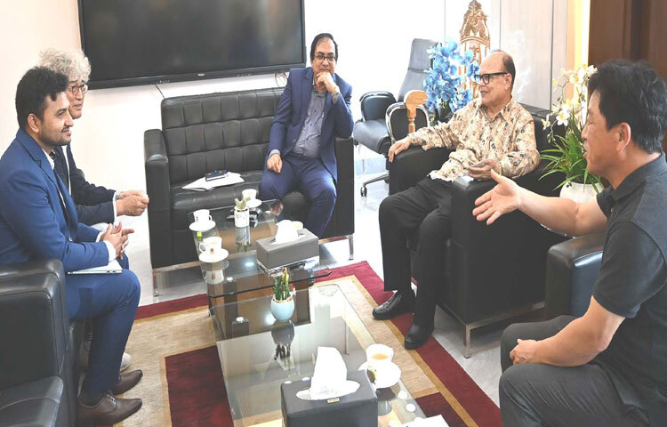 ভূমি উপদেষ্টা আলী ইমাম মজুমদারের সঙ্গে মন্ত্রণালয়ে তার অফিসকক্ষে সাক্ষাৎ করে কোরিয়ান কনসালট্যান্ট কন্ট্রাক্টরের চার সদস্যের প্রতিনিধিদল। ছবি: পিআইডি