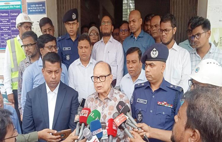 অন্তর্বর্তী সরকারের খাদ্য ও ভূমি মন্ত্রণালয়ের উপদেষ্টা আলী ইমাম মজুমদার বলেছেন, আমরা যদি মজুত বাড়াতে পারি, তাহলে চালের দাম যেমন কমবে, তেমনি গমের দামও কমবে। বর্তমানে চালের দাম কমে গেছে। তবে চালের দাম একেবারে কমে গেলে কৃষকরা ক্ষতিগ্রস্ত হবেন। ছবি: মোবাশ্বির শ্রাবণ