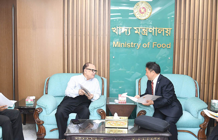 খাদ্য উপদেষ্টা আলী ইমাম মজুমদারের সঙ্গে মন্ত্রণালয়ে তার অফিস কক্ষে বাংলাদেশে জাতিসংঘের খাদ্য ও কৃষি সংস্থার প্রতিনিধি ড. জিয়াওকুন শির নেতৃত্বে প্রতিনিধিদল বৈঠক করেন। ছবি: পিআইডি