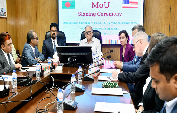 মন্ত্রণালয়ের সম্মেলনকক্ষে গম আমদানির বিষয়ে বাংলাদেশ ও যুক্তরাষ্ট্রের মধ্যে সমঝোতা স্মারক সই অনুষ্ঠানে বক্তৃতা করেন খাদ্য উপদেষ্টা আলী ইমাম মজুমদার। ছবি: পিআইডি