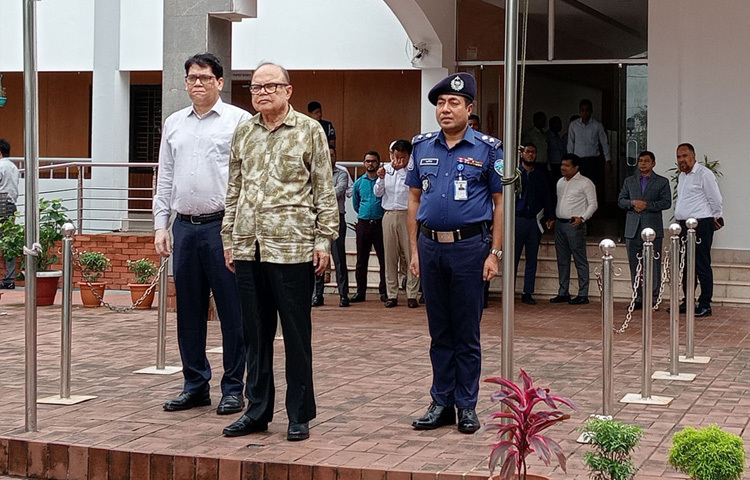 ভূমি উপদেষ্টা আলী ইমাম মজুমদার ফেনীতে ‘অটোমেটেড ভূমি সেবা সিস্টেমে তথ্য সন্নিবেশ ও সংশোধন’ সংক্রান্ত কর্মশালায় অংশগ্রহণের উদ্দেশ্যে ফেনী সার্কিট হাউজে পৌঁছালে পুলিশ বাহিনীর পক্ষ থেকে তাকে গার্ড অব অনার প্রদান করা হয়। ছবি: পিআইডি
