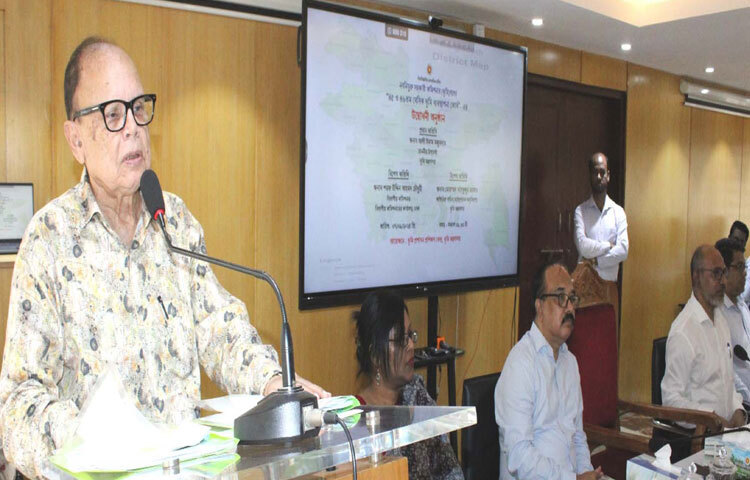 ঢাকায় ভূমি প্রশাসন প্রশিক্ষণ কেন্দ্রে নবনিযুক্ত সহকারী কমিশনার (ভূমি) গণের ‘৪৫ ও ৪৬তম বেসিক ভূমি ব্যবস্থাপনা কোর্স’ এর উদ্বোধন অনুষ্ঠানে প্রধান অতিথির বক্তৃতা করেন ভূমি উপদেষ্টা আলী ইমাম মজুমদার। ছবি: পিআইডি