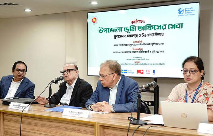 ঢাকায় ধানমন্ডিতে টিআইবি সম্মেলন কক্ষে ‘উপজেলা ভূমি অফিসের সেবা, সুশাসনের চ্যালেঞ্জ ও উত্তরণের উপায়’ শীর্ষক কর্মশালায় প্রধান অতিথির বক্তৃতা করেন ভূমি উপদেষ্টা আলী ইমাম মজুমদার। ছবি: পিআইডি