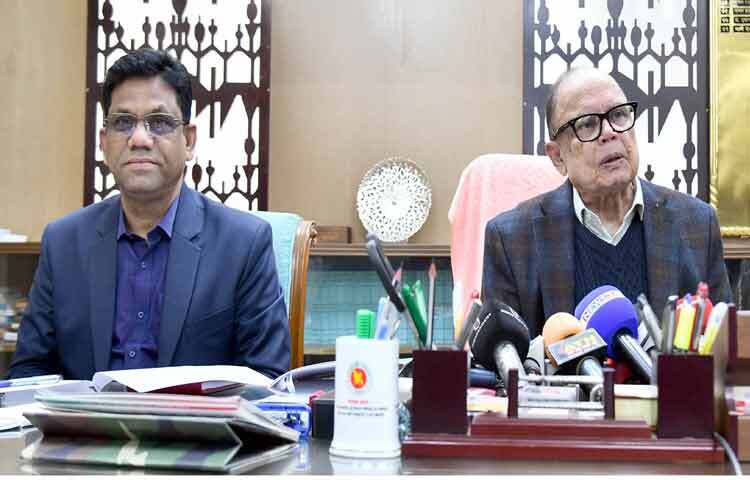 খাদ্য ও ভূমি উপদেষ্টা আলী ইমাম মজুমদার মন্ত্রণালয়ে তার অফিসকক্ষে দেশের খাদ্য মজুত পরিস্থিতি নিয়ে সাংবাদিকদের ব্রিফ করেন। ছবি: পিআইডি