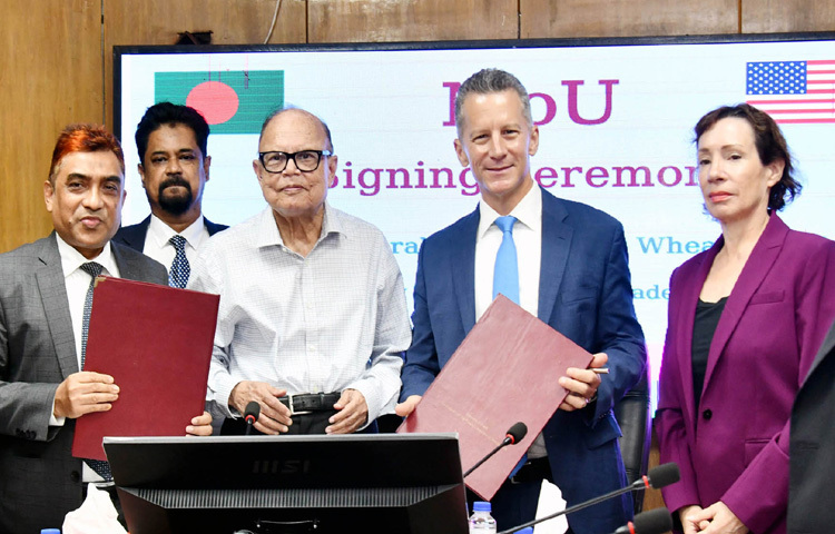 খাদ্য উপদেষ্টা আলী ইমাম মজুমদারের উপস্থিতিতে মন্ত্রণালয়ের সম্মেলনকক্ষে গম আমদানির বিষয়ে বাংলাদেশ ও যুক্তরাষ্ট্রের মধ্যে সমঝোতা স্মারক সই হয়। ছবি: পিআইডি
