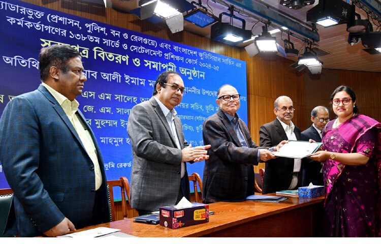 ঢাকায় ভূমি রেকর্ড ও জরিপ অধিদপ্তরের সেমিনার হলে ১৩৮তম সার্ভে ও সেটেলমেন্ট প্রশিক্ষণ কোর্স ২০২৪-২৫ এর সনদপত্র বিতরণ ও সমাপনী অনুষ্ঠানে প্রশিক্ষণার্থীদের মধ্যে সনদপত্র বিতরণ করেন ভূমি উপদেষ্টা আলী ইমাম মজুমদার। ছবি: পিআইডি