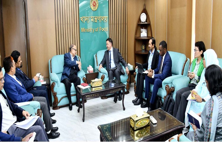 খাদ্য উপদেষ্টা আলী ইমাম মজুমদারের সঙ্গে মন্ত্রণালয়ে তার অফিসকক্ষে সাক্ষাৎ করেন বিশ্বব্যাংকের দক্ষিণ এশিয়া অঞ্চলের এগ্রিকালচার প্রাকটিস গ্রুপের প্রাকটিস ম্যানেজার টমাস রিকার্ডো রোসাদা ভিলামার। ছবি: পিআইডি