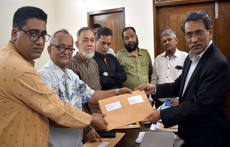 জাতীয় ঐকমত্য কমিশনের সহ-সভাপতি অধ্যাপক আলী রীয়াজের কাছে আজ কমিশনের কার্যালয়ে গণতান্ত্রিক বাম ঐক্যের শরিক দল সংস্কার প্রস্তাব সম্পর্কিত নিজেদের মতামত জমা দেয়। ছবি: পিআইডি