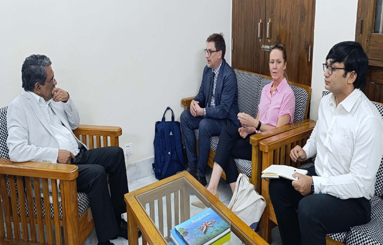 জাতীয় ঐকমত্য কমিশনের সহ-সভাপতি অধ্যাপক আলী রীয়াজের সঙ্গে ঢাকায় শেরেবাংলা নগরে কমিশন কার্যালয়ে সাক্ষাৎ করেন ইউরোপীয় ইউনিয়নের প্রতিনিধি মাইকেল লিডাউয়ার এবং মেটে বাক্কেন। ছবি: পিআইডি