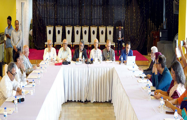 ঢাকায় ফার্মগেটে কৃষিবিদ ইনস্টিটিউশনে জাতীয় ঐকমত্য কমিশনের সঙ্গে সুশীল সমাজের আলোচনা অনুষ্ঠিত হয়। এসময় কমিশনের সহ-সভাপতি অধ্যাপক আলী রীয়াজসহ অন্যান্য সদস্যরা উপস্থিত ছিলেন। ছবি: পিআইডি