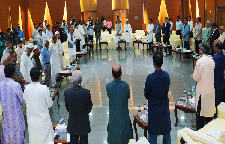 ঢাকায় ফরেন সাভিস একাডেমিতে জাতায় একমত্য কামশনের সঙ্গে বিভিন্ন রাজনেতিক দলের দ্বিতায় পর্যায়ের অষ্টম দিনের আলোচনার শুরুতে জুলাই গণ-অভ্যুত্থানে শহিদদের স্মরণে এক মিনিট নীরবতা পালন করা হয়। এসময় কমিশনের সহ-সভাপতি অধ্যাপক আলী রীয়াজ উপস্থিত ছিলেন। ছবি: পিআইডি