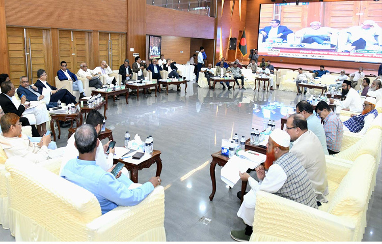 ঢাকায় ফরেন সার্ভিস একাডেমিতে জাতীয় ঐকমত্য কমিশনের সঙ্গে বিভিন্ন রাজনৈতিক দলের দ্বিতীয় পর্যায়ের ১৯তম দিনের আলোচনা অনুষ্ঠিত হয়। এসময় কমিশনের সহ-সভাপতি অধ্যাপক আলী রীয়াজ উপস্থিত ছিলেন। ছবি: পিআইডি