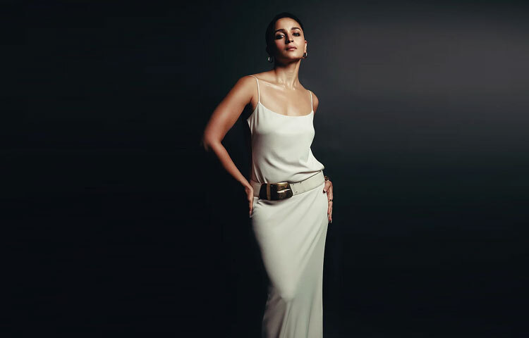 গুচির বেল্টেড সাদা পোশাকে আলিয়া হাজির হয়েছিলেন শাহরুখ পুত্র আরিয়ান খানের প্রথম ওয়েব সিরিজের প্রিমিয়ারে। মিনিমালিজম আর আভিজাত্যের মেলবন্ধন তৈরি করেছে তার এই পোশাক।