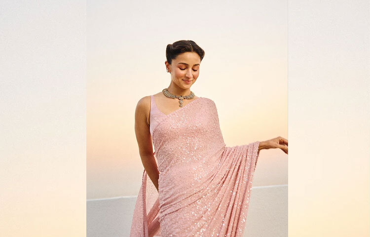 আলিয়ার পুরো শাড়িটি সিকুইন দিয়ে সজ্জিত।