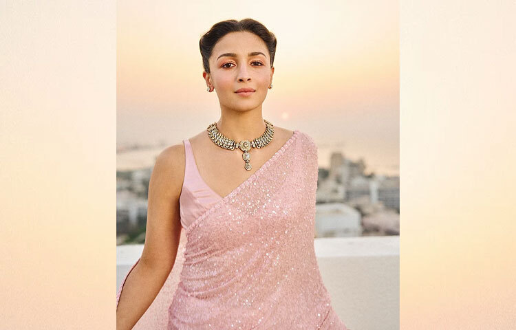 গোলাপি শিমারি আইশ্যাডো, মাসকারা, ব্লাশ অন ও ন্যুড পিঙ্ক লিপস্টিকে অপরূপ নায়িকা।