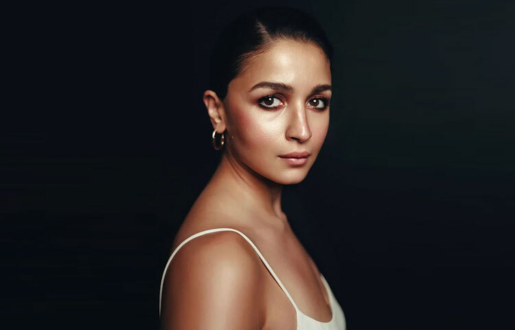 মরালীর সৌন্দর্য, বোল্ড ফ্যাশন আর অনাবিল গ্রেসের নিখুঁত মিশেলে আলিয়ার এই হোয়াইট সোয়ান লুক নিঃসন্দেহে দীর্ঘদিন মনে থাকবে ফ্যাশন অনুরাগীদের।