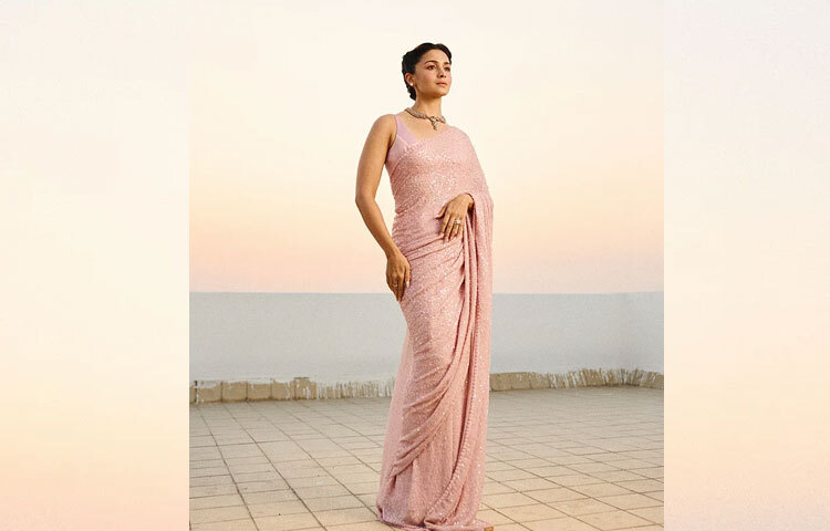 সম্প্রতি ভারতের জনপ্রিয় ডিজাইনার সব্যসাচী মুখার্জির ডিজাইন করা প্যাস্টেল পিঙ্ক রঙের শাড়িতে স্নিগ্ধতা ছড়াচ্ছেন আলিয়া। সেই ছবি রীতিমতো সামাজিক যোগাযোগমাধ্যমে ভাইরাল।