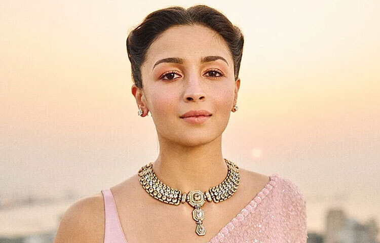 শাড়ির সঙ্গে আলিয়ে বেছে নিয়েছেন সব্যসাচীর আর্কাইক গোল্ড ভিন্টেজ নেকপিস। কানে ডায়মন্ড স্টাড, আঙুলে বিয়ের আংটি।