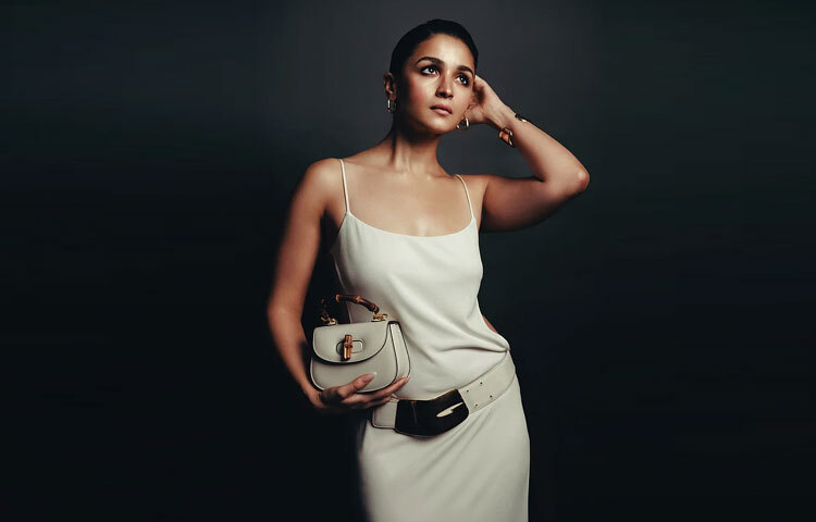 গুচির মিলিয়ে নেওয়া ব্যাগটি পুরো স্টাইলিংয়ে যোগ করেছে বাড়তি শৈল্পিকতা।