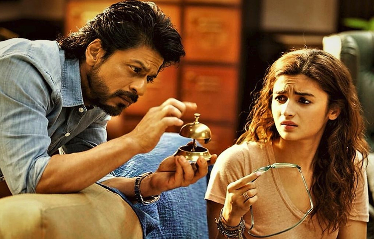 এরপর বলিউড বাদশা শাহরুখ খানের সঙ্গে ‘ডিয়ার জিন্দেগি’তে অভিনয় করেন আলিয়া ভাট। সেই সিনেমায় অভিনয়ের মাধ্যমে যেন নিজের অবস্থান আরও দৃঢ় করেন এই অভিনেত্রী। ছবি: সংগৃহীত