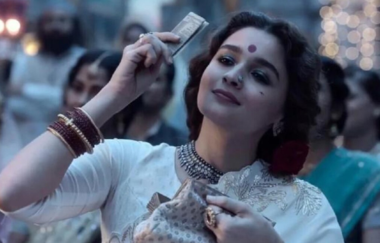 আলিয়া ভাটের ক্যারিয়ারের সবচেয়ে আলোচিত সঞ্জয় লীলা বানসালির ‘গাঙ্গুবাই কাঠিয়াবাড়ি’ সিনেমাটি। এই সিনেমায় দারুণ অভিনয়ের জন্য জাতীয় চলচ্চিত্র পুরস্কারও পেয়েছেন তিনি। ছবি: সংগৃহীত