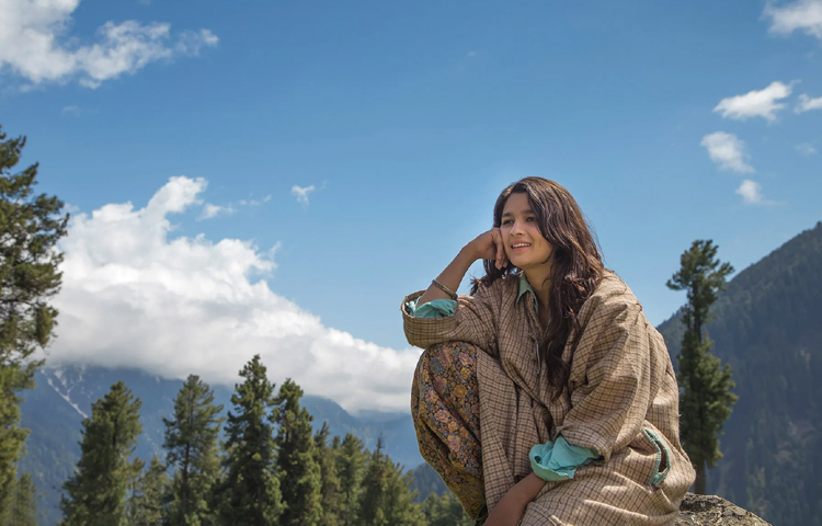 ইমতিয়াজ আলীর সবচেয়ে অনন্য ও আবেগঘন গল্পগুলোর মধ্যে অন্যতম ‘হাইওয়ে’ সিনেমা। এই ছবিতে আলিয়া ভাট এবং রণদীপ হুদা জুটির রসায়ন নজর কেড়েছে দর্শকদের। সিনেমাতে শিশুদের ছোটবেলার ট্রমা এবং আঘাতকে নিখুঁতভাবে ফুটিয়ে তুলেছিলেন পরিচালক। আর তা নিপুনভাবে পর্দায় উপস্থাপন করেছেন আলিয়া। ছবি: সংগৃহীত