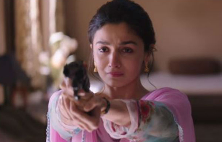 ‘রাজি’ সিনেমায় আলিয়ার অভিনয় ছিল অনবদ্য। সিনেমাটিতে দেশ ও দেশের মানুষের প্রতি ভালোবাসা এবং সম্পর্কের জটিল রসায়ন সুনিপুণভাবে উপস্থাপন করেছেন এই গুণী নায়িকা। ছবি: সংগৃহীত