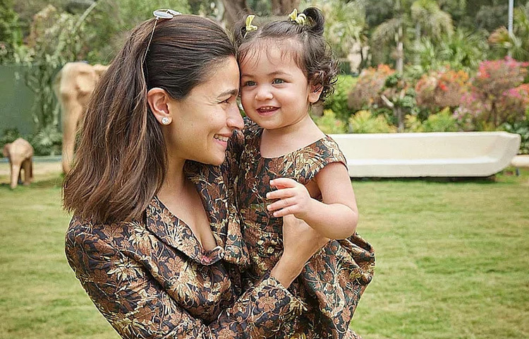 কম বয়সেই মা হয়ে মাতৃত্ব ও অভিনয় দুই দায়িত্বই অনায়াসে সামলে নিচ্ছেন বলিউডের জনপ্রিয় অভিনেত্রী আলিয়া ভাট। একমাত্র মেয়ে রাহা কাপুরের সঙ্গে ক্যামেরাবন্দি হয়েছেন অভিনেত্রী।