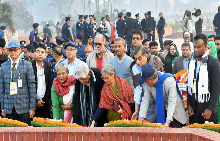 মহান বিজয় দিবস উপলক্ষে উপদেষ্টা পরিষদের সদস্যরা ঢাকায় সাভারে জাতীয় স্মৃতিসৌধে পুষ্পস্তবক অর্পণের মাধ্যমে শহীদদের প্রতি শ্রদ্ধা নিবেদন করেন। ছবি: পিআইডি
