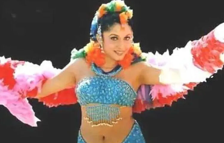 ‘আল্লারি মোগুডু’ ছবিতে তার ‘নীলাম্বরি’ চরিত্র আজও দর্শকের মনে অমর। খলনায়িকা হয়েও তিনি নায়কের সমান জনপ্রিয় হয়ে ওঠেন।